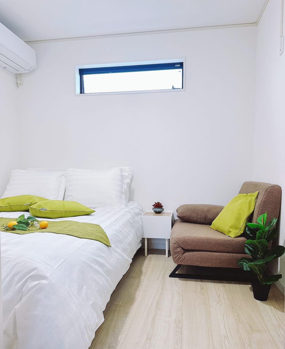 Bed, Photo of the whole room, Bedroom, air conditioner