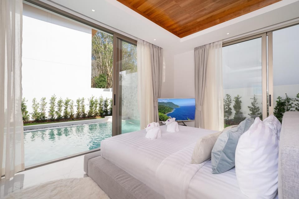 Bed, TV and multimedia, Photo of the whole room, Bedroom, Pool view