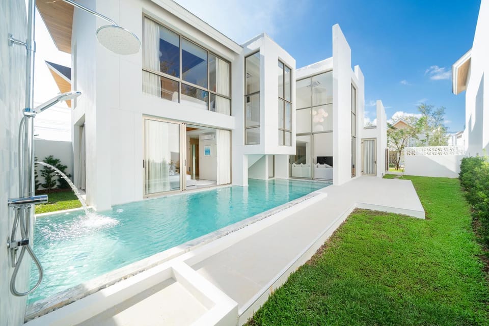 Property building, Patio, Day, Balcony/Terrace, Swimming pool, Swimming pool