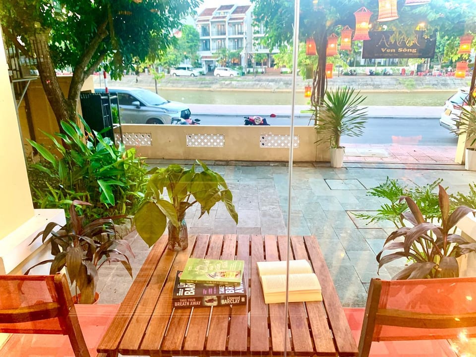 Restaurant/places to eat, Balcony/Terrace, Breakfast