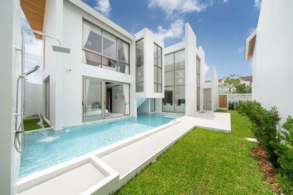 Property building, Patio, Day, Garden, Swimming pool