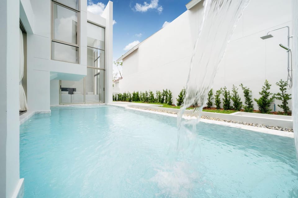 Property building, Day, Swimming pool, Swimming pool