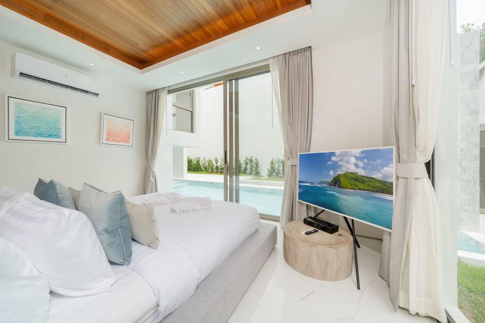 Bed, TV and multimedia, Photo of the whole room, Bedroom, Pool view