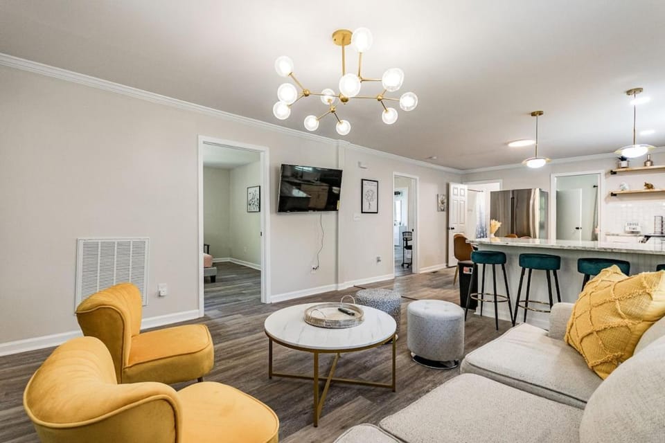 Renovated house close to Dtown Durham w king bed House in Durham