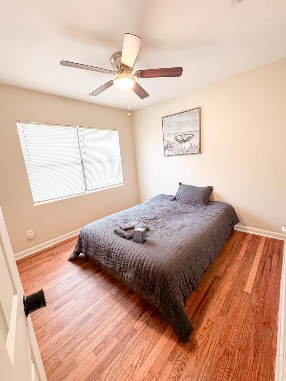 Bed, Photo of the whole room, Bedroom, fireplace