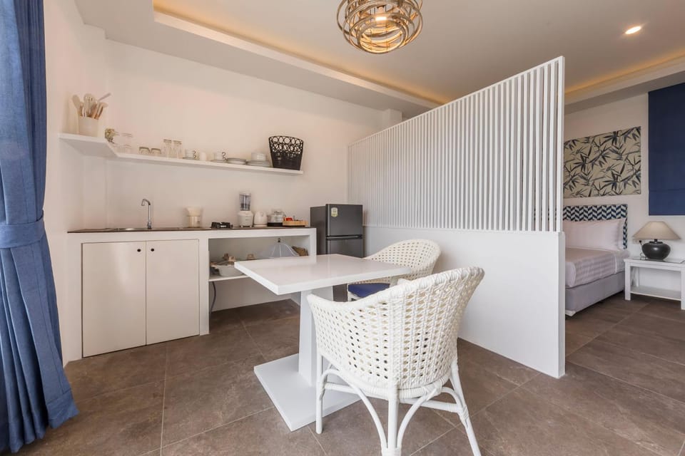 Kitchen or kitchenette, Living room, Seating area, Dining area, minibar