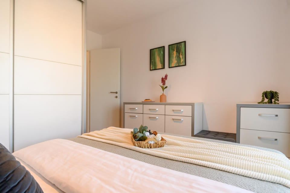 Bed, Bedroom, wardrobe