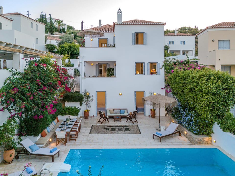 Property building, Patio, Garden, Garden, Balcony/Terrace, Swimming pool, Swimming pool, sunbed