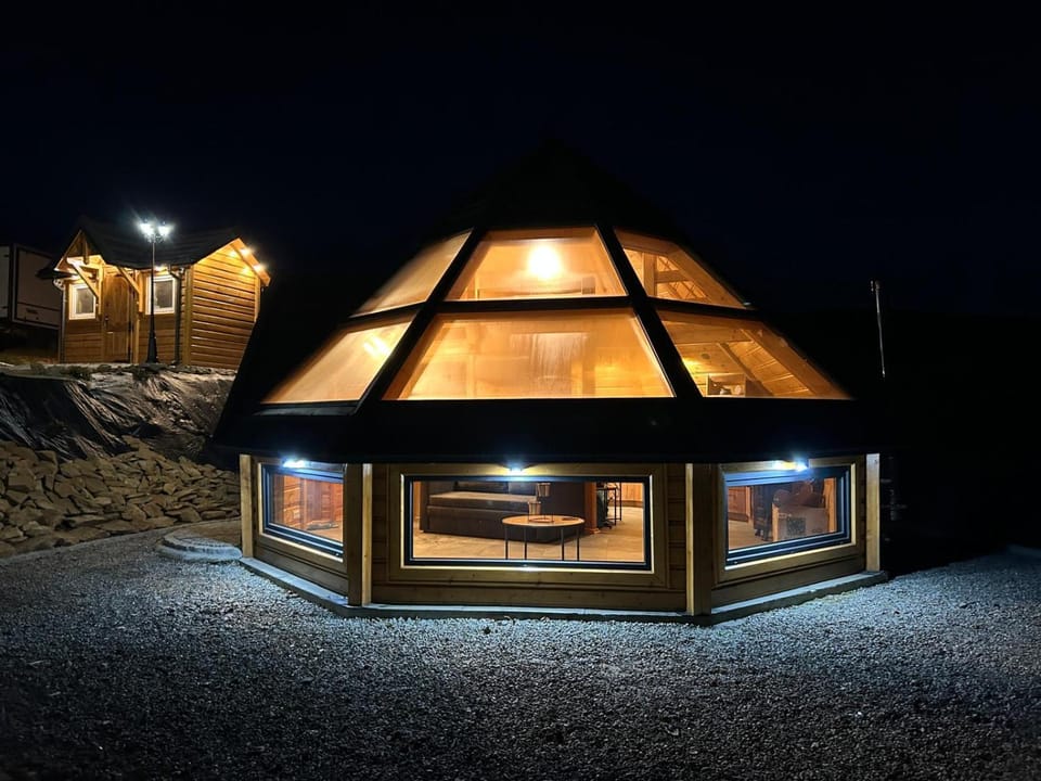 Night, Pets, Landmark view, Mountain view, fireplace, heating