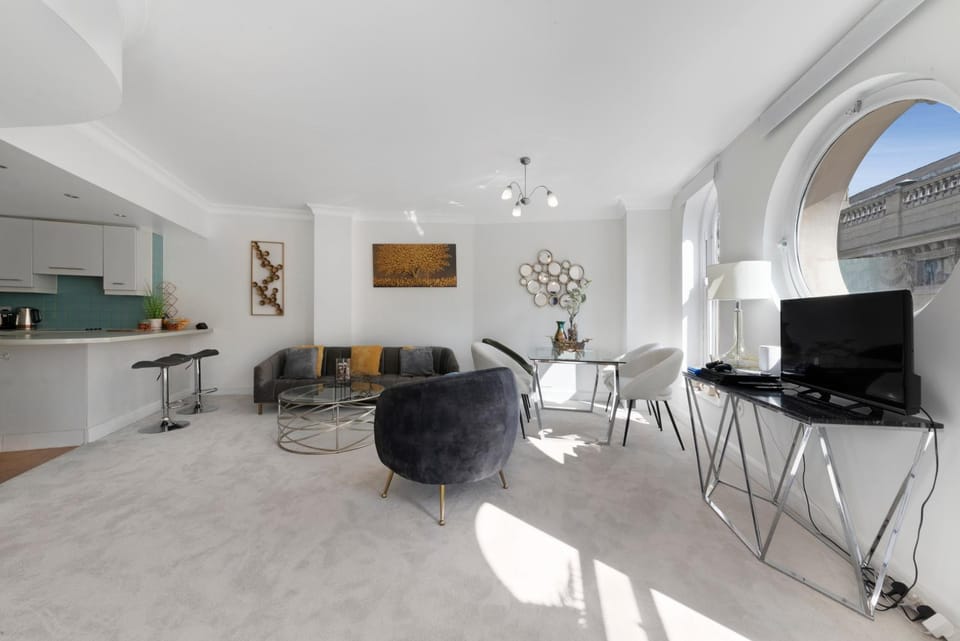 3 Bedroom Penthouse with Roof Terrace in Covent Garden Apartment in City of Westminster