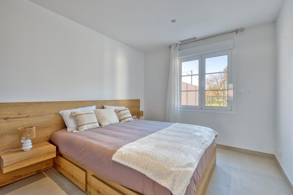 Bed, Photo of the whole room