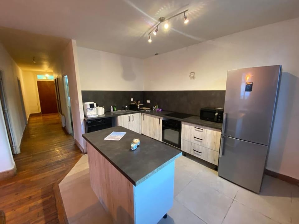 Coffee/tea facilities, Kitchen or kitchenette, dishwasher, oven, stove, toaster