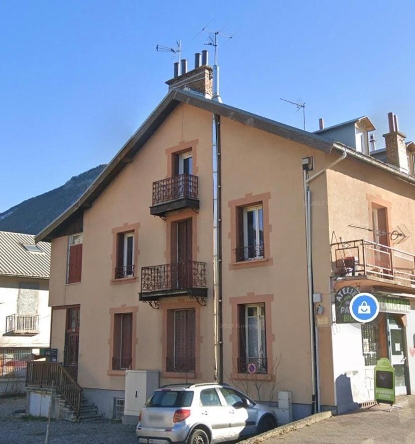 Property building, Day, Neighbourhood, Street view, Location, Parking