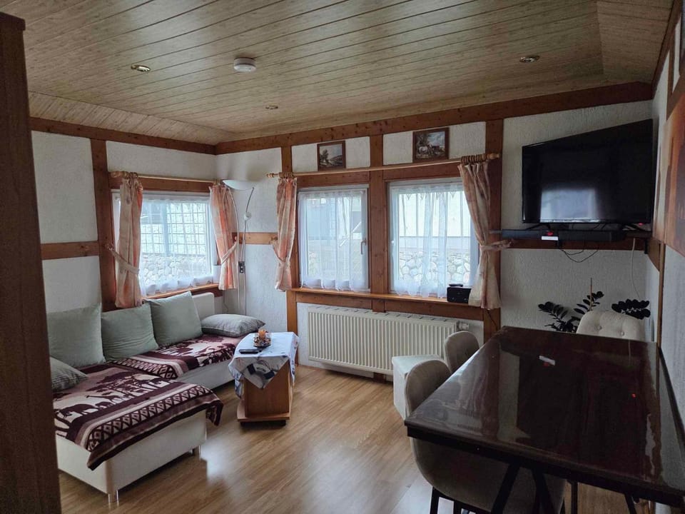 TV and multimedia, Living room, Seating area, Dining area