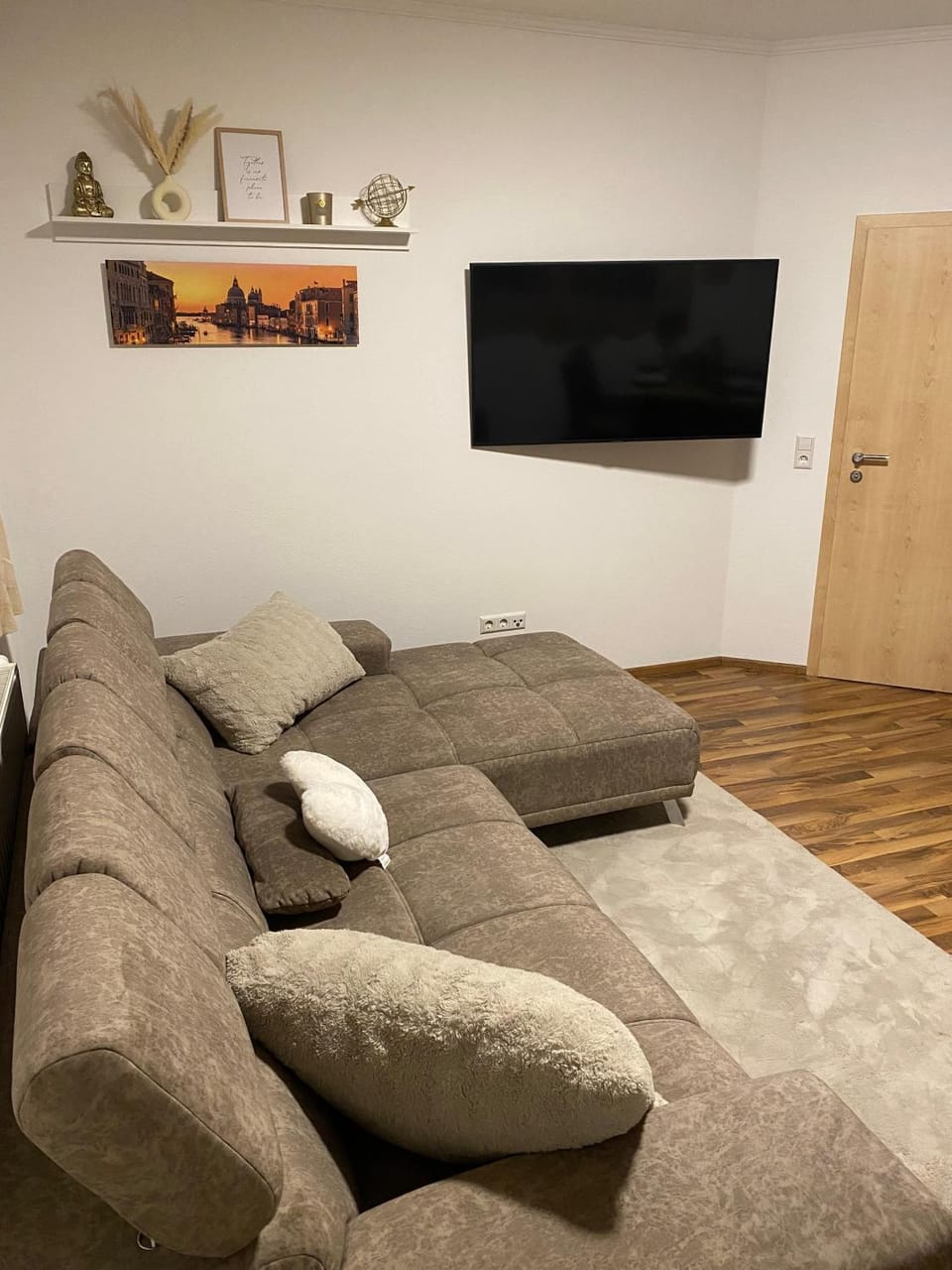 Communal lounge/ TV room, TV and multimedia, Living room, Seating area, Evening entertainment