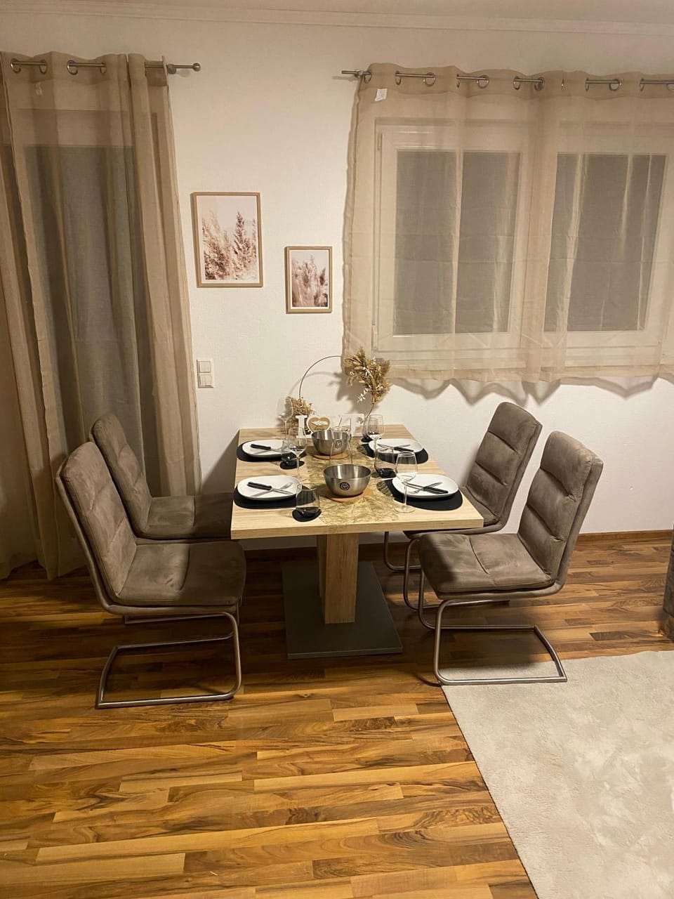 Seating area, Dining area