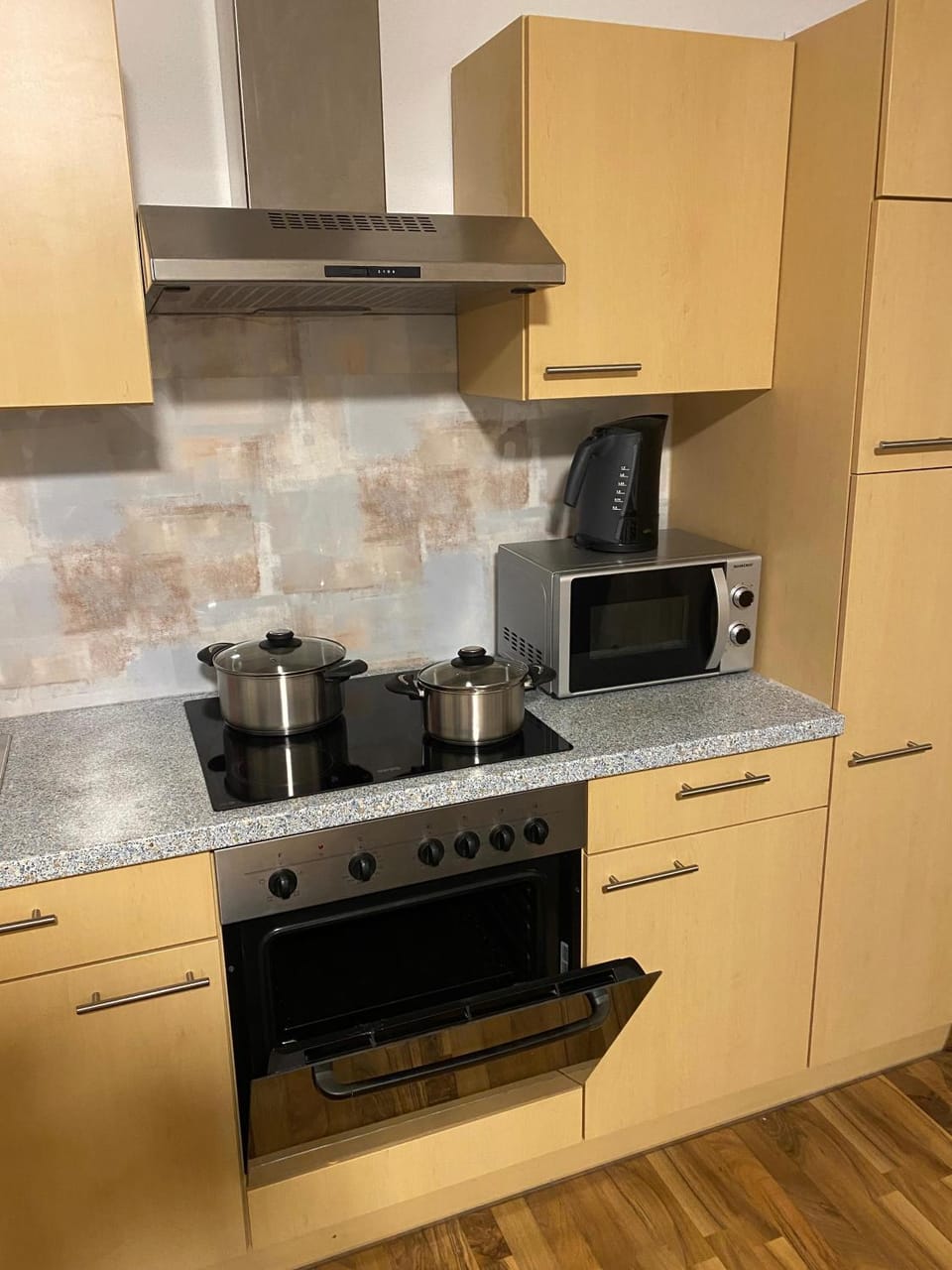 Coffee/tea facilities, Kitchen or kitchenette, stove, toaster