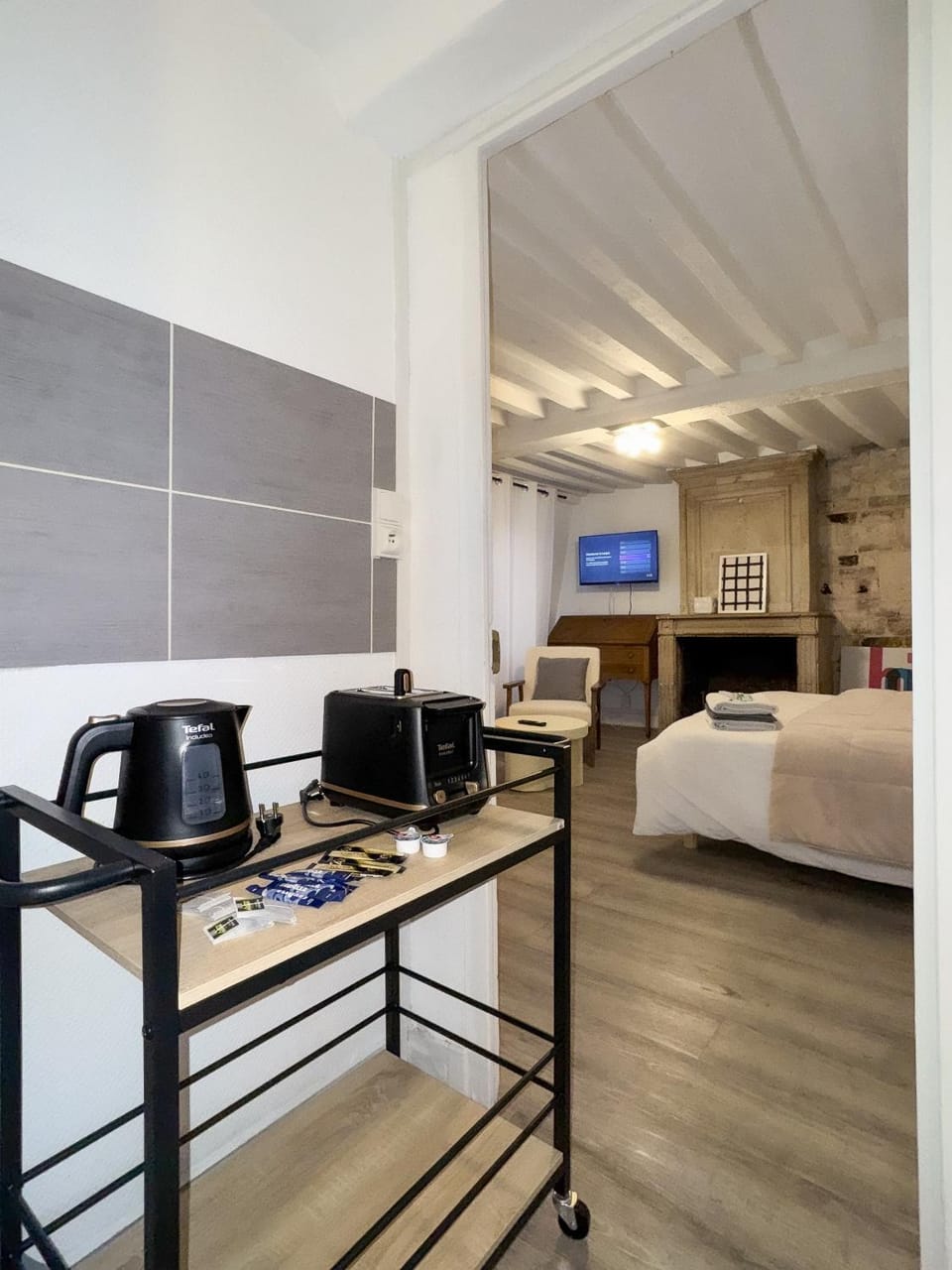 Bed, TV and multimedia, Kitchen or kitchenette, Living room, Seating area, Bedroom, toaster