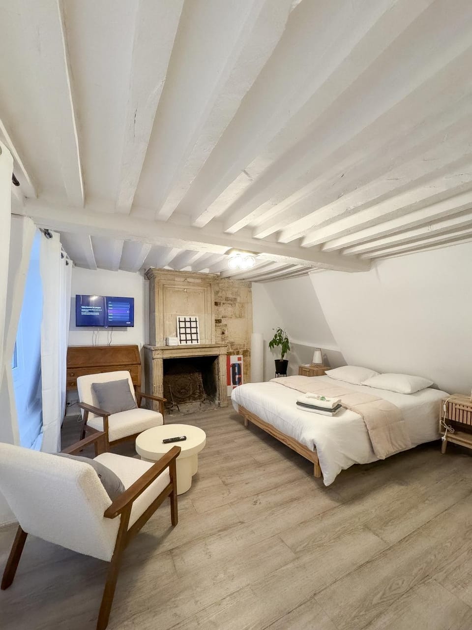Bed, TV and multimedia, Living room, Photo of the whole room, Seating area, Bedroom