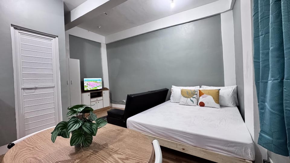 Bed, TV and multimedia, Photo of the whole room, Bedroom