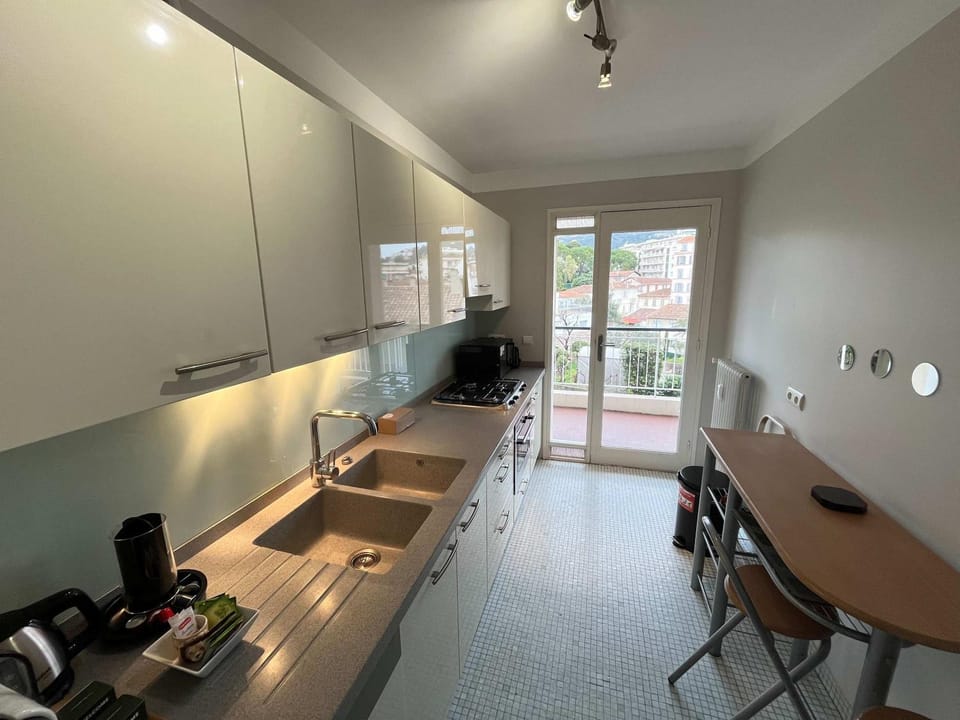 B052-Bel appartement spacieux grand balcon et garage Apartment in Cannes