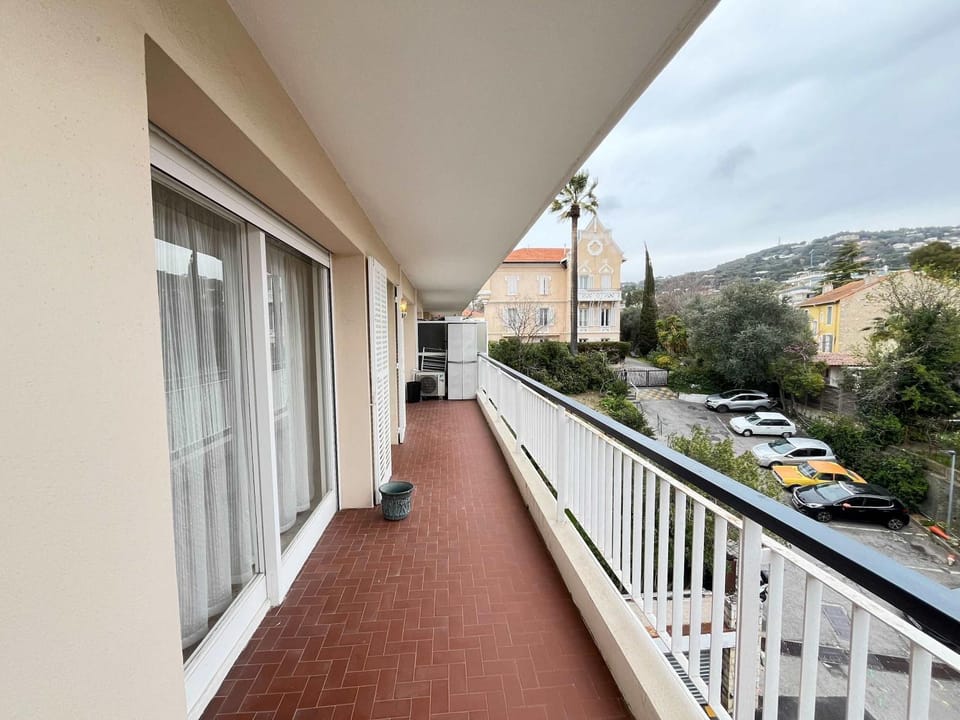 B052-Bel appartement spacieux grand balcon et garage Apartment in Cannes