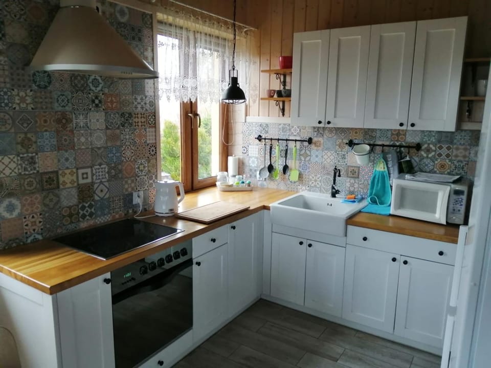 Coffee/tea facilities, Kitchen or kitchenette, oven, stove