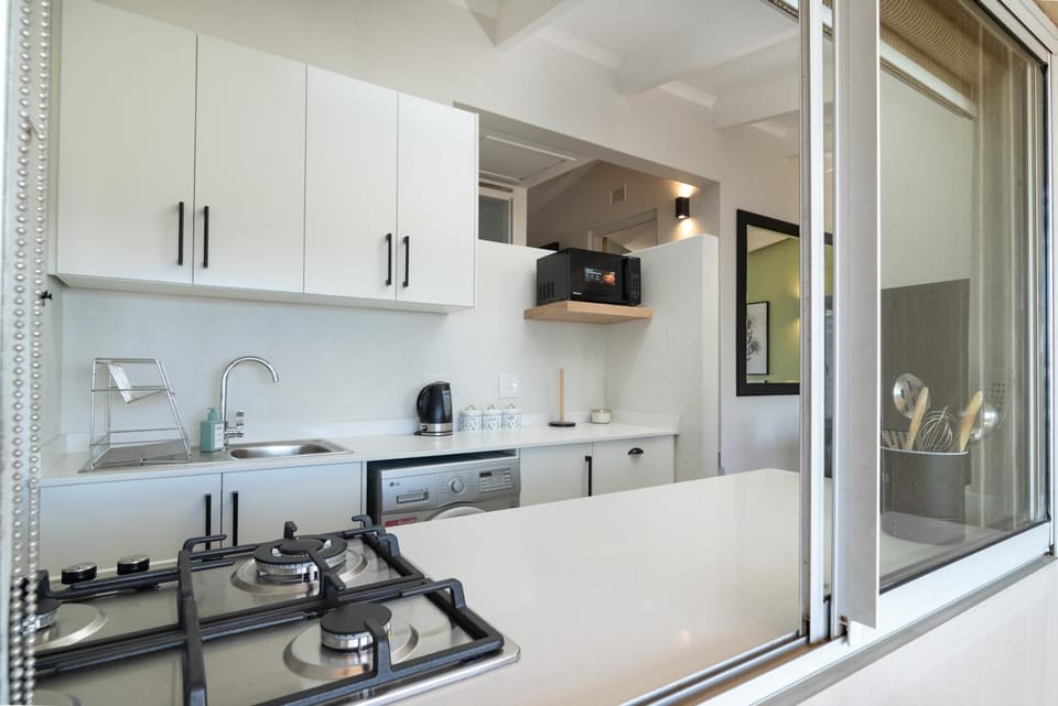 Kitchen or kitchenette, oven, toaster, washing machine