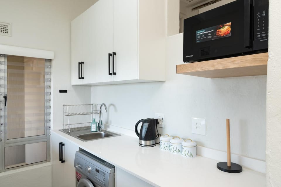 Coffee/tea facilities, oven, stove, toaster