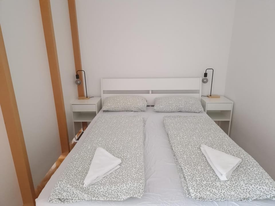 Bed, Bedroom, towels