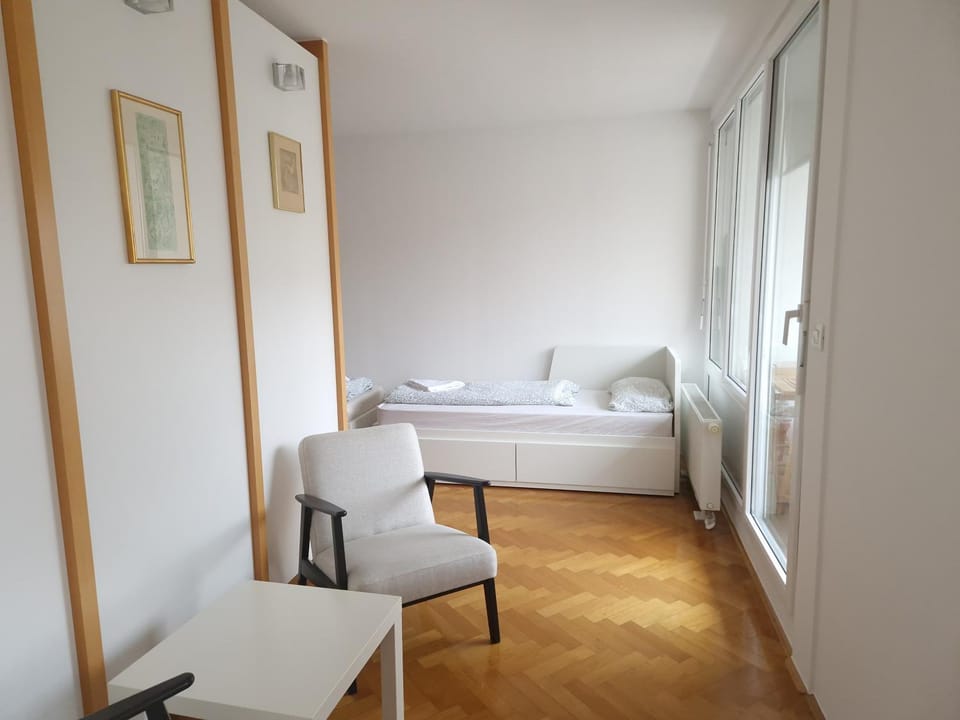 Bed, Seating area