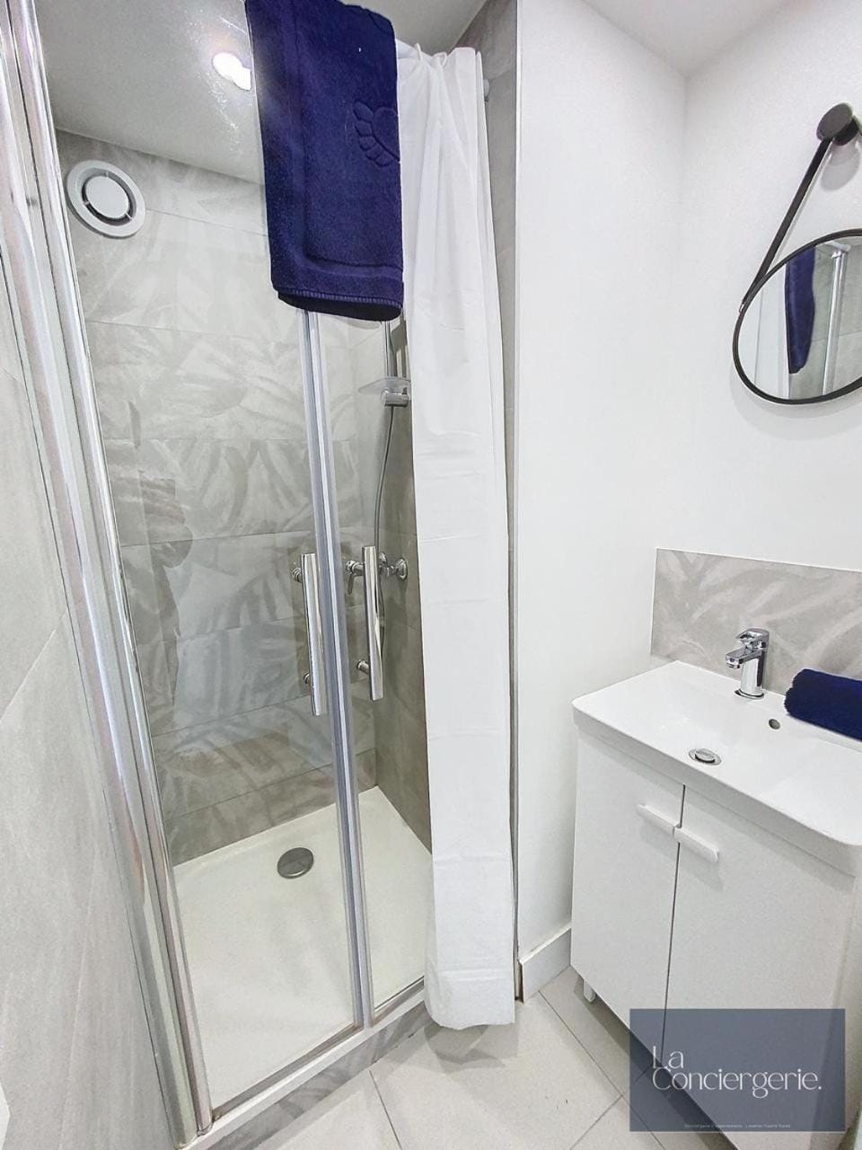 Shower, Bathroom, towels