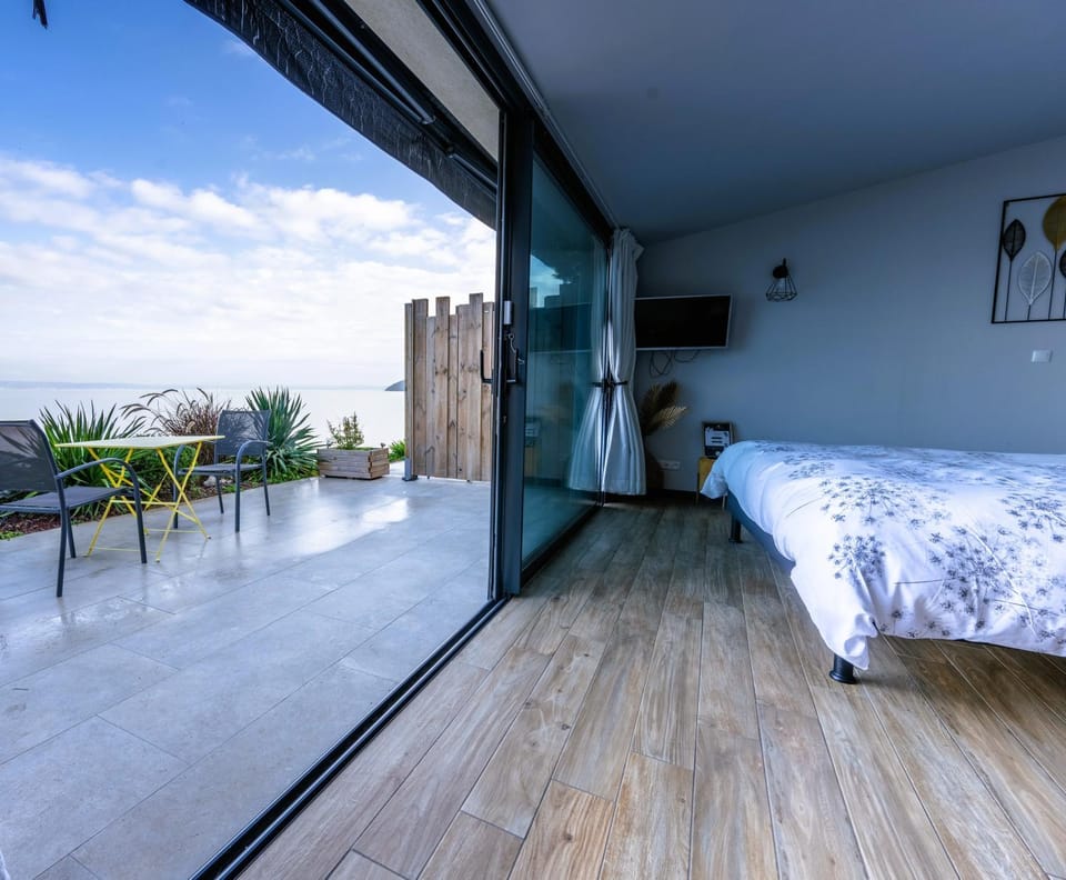 Bed, TV and multimedia, View (from property/room), Balcony/Terrace, Bedroom