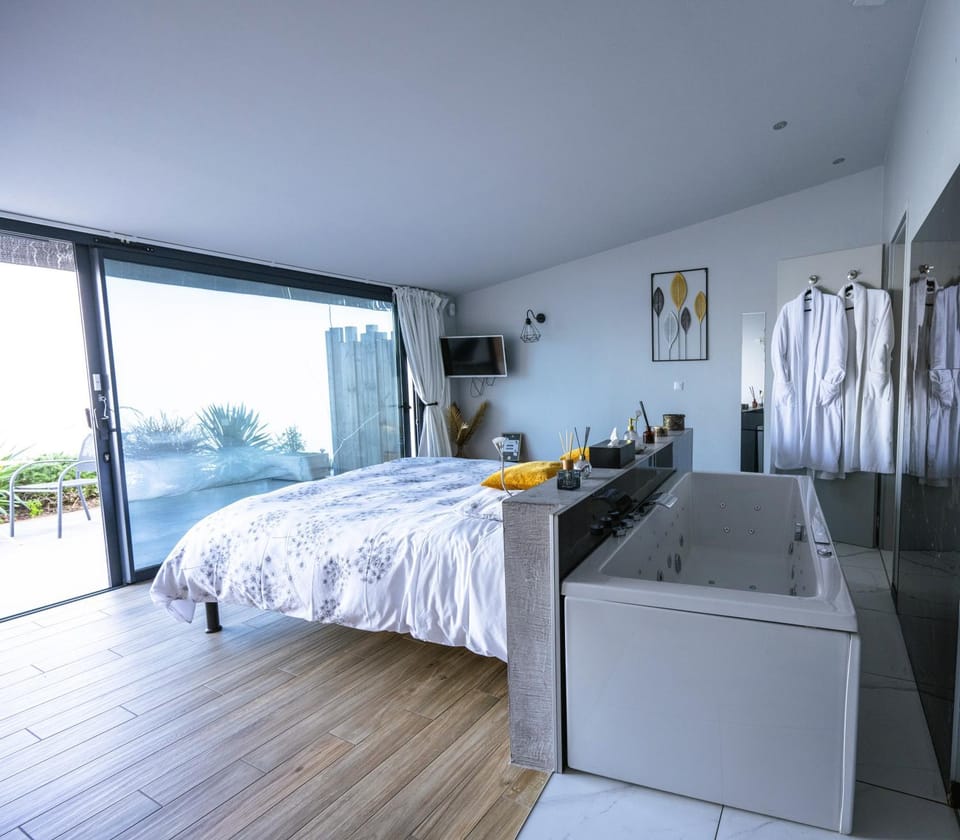 Bed, Photo of the whole room, Bedroom