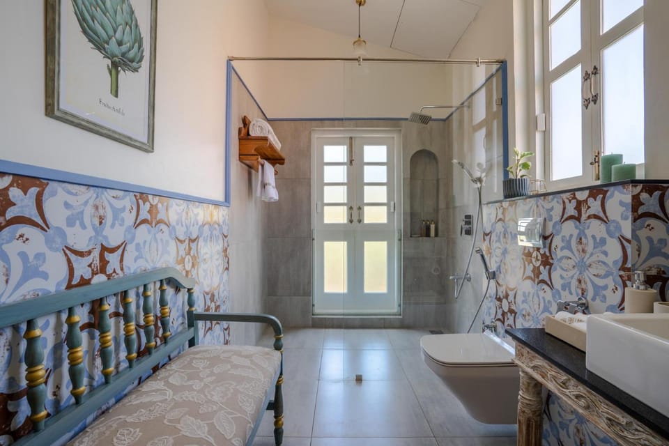 Toilet, Bathroom, Seating area