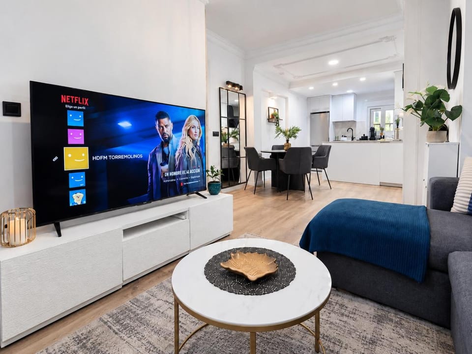 TV and multimedia, Living room, Seating area, Evening entertainment