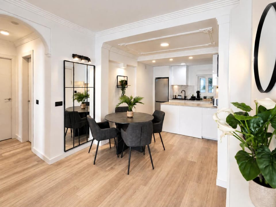 Kitchen or kitchenette, Seating area, Dining area
