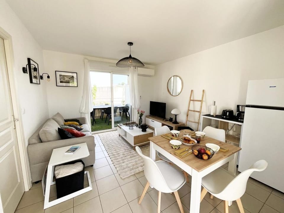TV and multimedia, Living room, Seating area, Dining area, toaster