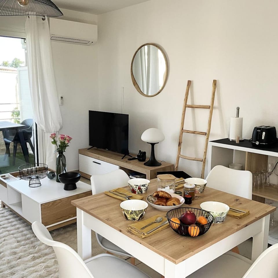 TV and multimedia, Living room, Seating area, Dining area
