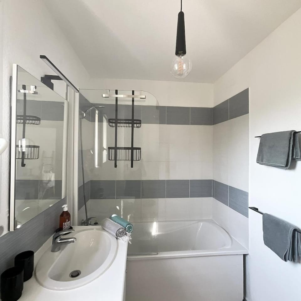 Shower, Bathroom, Bath, towels