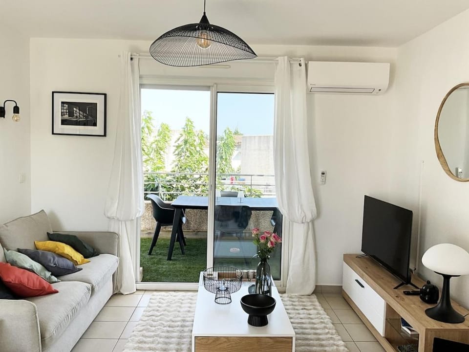 TV and multimedia, Balcony/Terrace, Living room, Seating area, Dining area, air conditioner