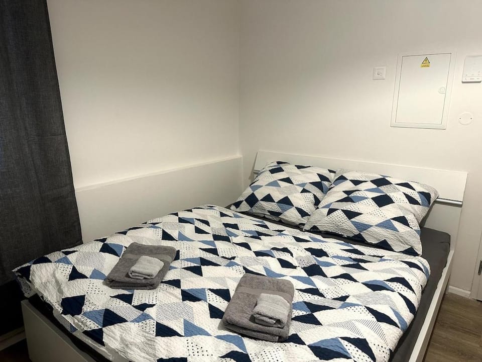 Bed, Bedroom, towels