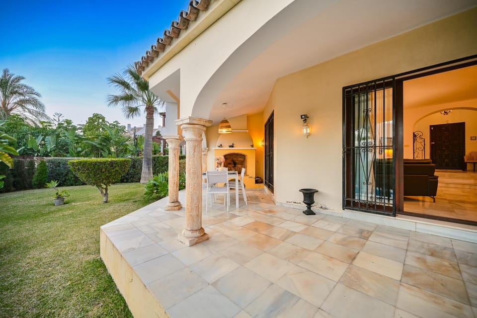 Property building, Garden, Dining area