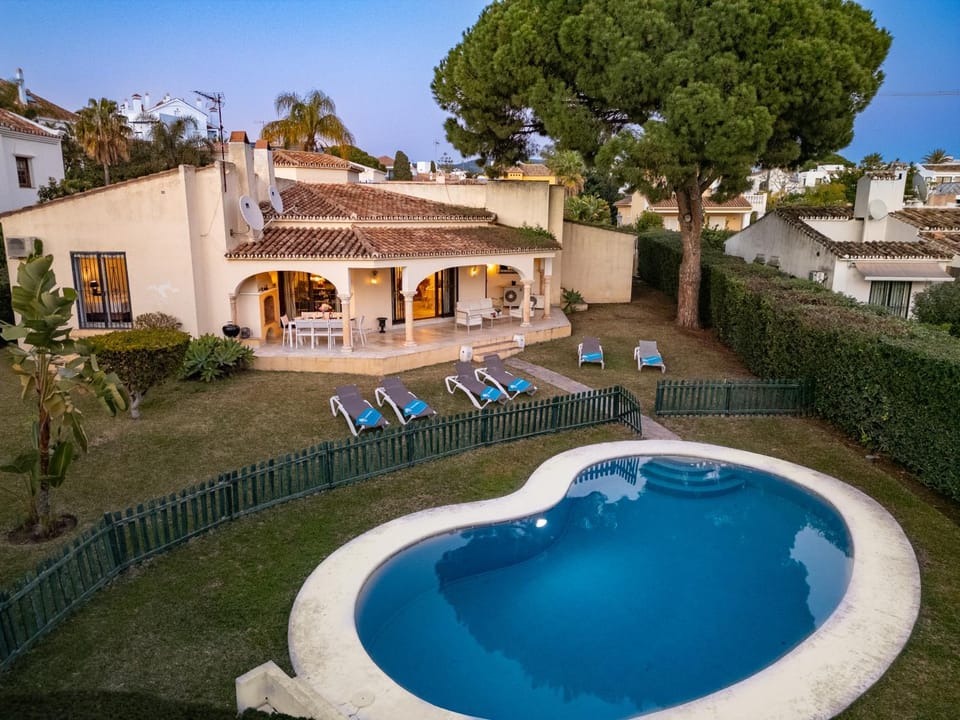 Property building, Garden, Pool view, Swimming pool, sunbed