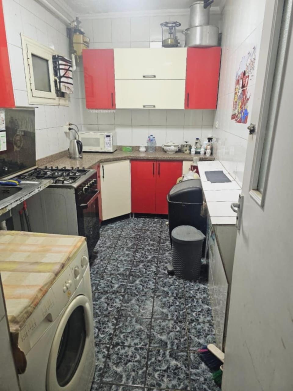 Kitchen or kitchenette, oven, washing machine
