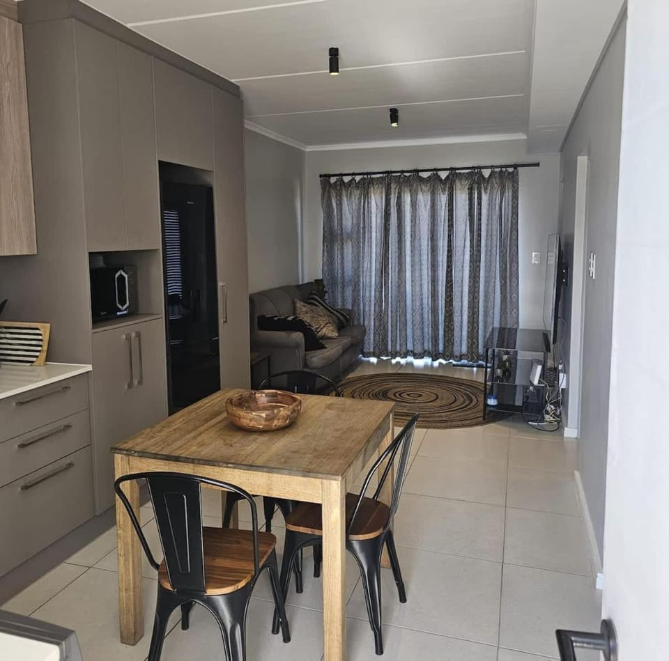 R&R at Summerview Sonstraal Heights Apartment in Cape Town