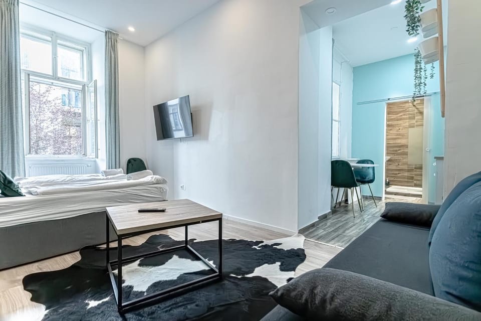 Bed, TV and multimedia, Seating area, Bedroom