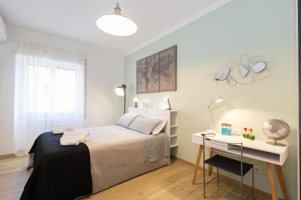 Photo of the whole room, Bedroom, heating, wardrobe, air conditioner