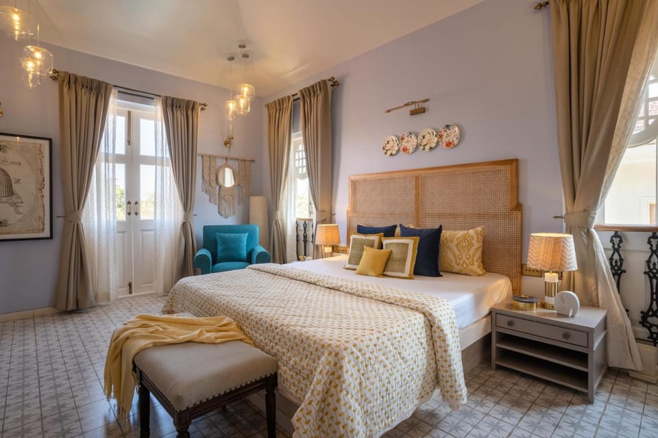 Bed, Photo of the whole room, Seating area, Bedroom