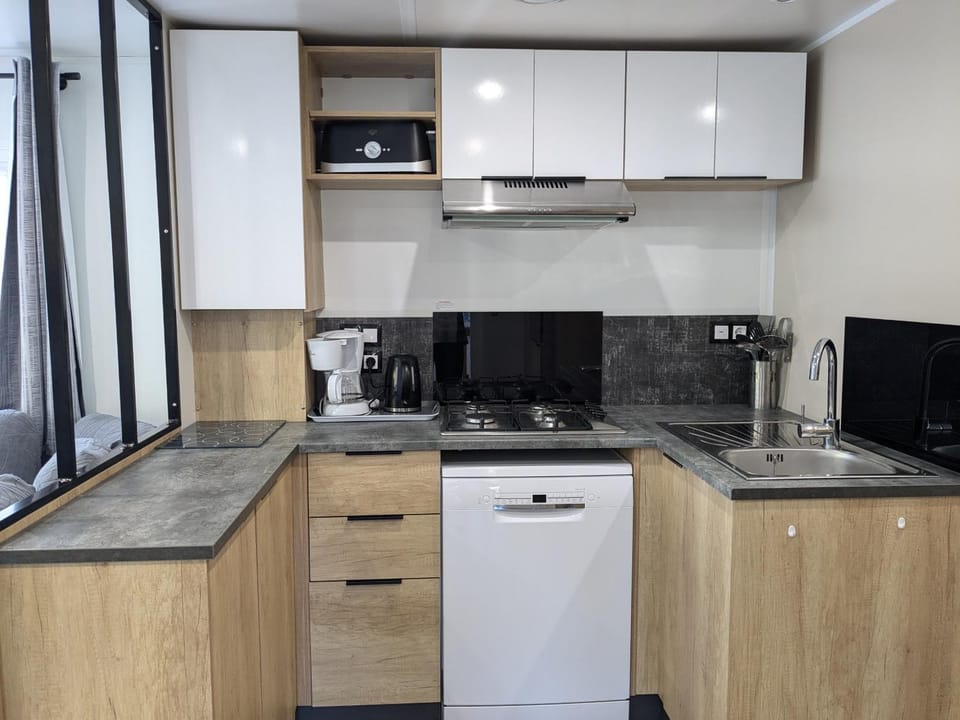 Coffee/tea facilities, dishwasher, stove